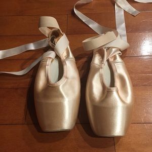 Gaynor minden pointe shoes size 9.5M